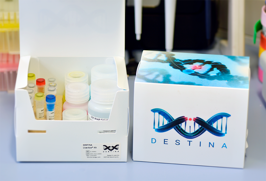 Dos kits de análisis de daño hepático producidos por Destina Genomics. En uno de ellos, cuya caja está abierta, pueden verse los diferentes reactivos.
