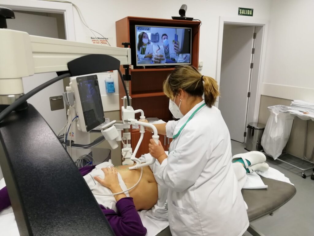 Radiólogos granadinos prueban un nuevo sistema de ecografía a distancia de la mano de la Fundación PTS